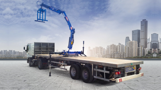 Camion plateau équipé de gru