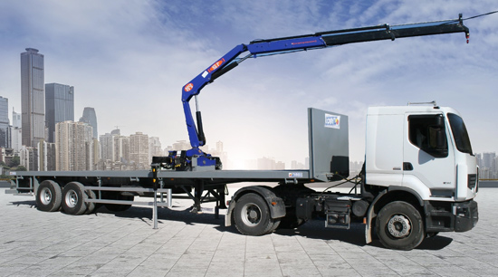 Camion plateau équipé de gru